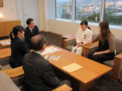 NPO法人日本空手松濤連盟加納支部所属の岐阜特別支援学校高等部2年 佐藤友奏さんが、第20回全日本パラ空手道競技大会 女子形競技6-C及び女子組手競技6-C優勝を報告の様子