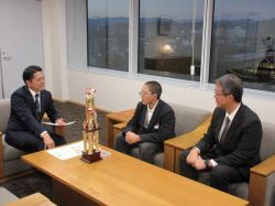 岐阜北柔道クラブ所属の梅林中学校1年 後藤慶樹さんが、令和6年度全国中学校体育大会 第55回全国中学校柔道大会 男子55kg級準優勝を報告の様子