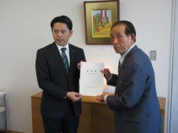 岐阜市農業委員会会長 栗本恒雄氏から「令和7年度農業施策に係る予算編成等に関する要望書」を受領の様子