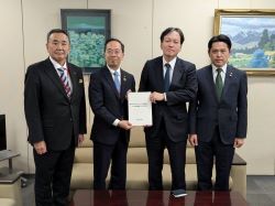 岐阜県市長会として総務省自治財政局長 大沢博氏に「都市自治体における人件費増額分に対する財源措置に係る要望書」を提出及び意見交換（東京）の様子
