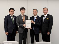 同会として、こども家庭庁成育局保育政策課長 栗原正明氏に「就学前教育・保育施設整備交付金の確実な措置に関する要望書」を提出及び意見交換（東京）の様子