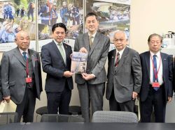 同会長として、国土交通省水管理・国土保全局長 藤巻浩之氏に提言及び意見交換（東京）の様子