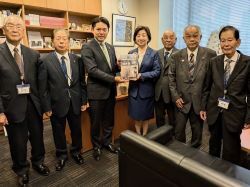 岐阜治水会会長、中部直轄河川治水期成同盟会連合会会長及び名鉄名古屋本線・各務原線鉄道立体化促進期成同盟会会長として、衆議院議員 野田聖子氏に提言及び意見交換（東京）の様子