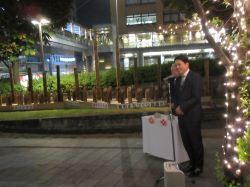 徹明まちづくり協議会主催竹灯りイルミネーション点灯式に出席し、あいさつ（丸窓電車西芝生広場）の様子