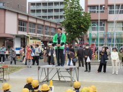 第4回木之本三世代ふれあいイチョウまつりに出席し、あいさつ（徹明さくら小学校）の様子