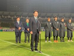 FC岐阜 対 大宮アルディージャ戦を観戦。その後、FC岐阜2024サンクスセレモニーに出席し、あいさつ（長良川競技場）の様子