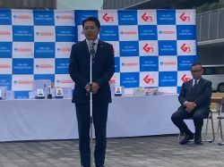 ぎふしんウィメンズラン2024開会式に出席し、あいさつ及びスターター（みんなの広場 カオカオ）の様子