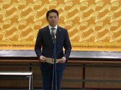 岐阜市長森コミュニティセンター第31回生涯学習フェスティバルに出席し、あいさつ及び作品鑑賞（同所）の様子