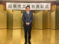 第60回岐阜市文芸祭（一般の部）表彰式に出席し、あいさつ及び表彰状授与（ハートフルスクエアーG）の様子