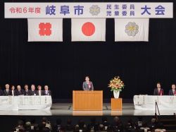 岐阜市民生委員・児童委員大会に出席し、あいさつ及び感謝状贈呈（岐阜市民会館）の様子
