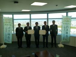 岐阜市バスまちば協定締結式に出席し、あいさつの様子