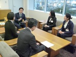 JICA海外協力隊派遣隊員 島部恵子氏がカメルーン共和国へ、平野朝陽氏がルワンダ共和国へ、寺町明日花氏がジョージアへの出発を報告の様子