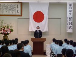  岐阜市立看護専門学校第53期生誓詞式に出席し、告辞（同所）の様子