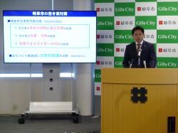 定例記者会見の様子