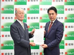 岐阜市私立中学高等学校協会会長 片桐武司氏から要望書を受領の様子