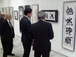 「清流の国ぎふ」文化祭2024連携事業 第45回記念岐阜県書作家協会会員展を鑑賞（みんなの森 ぎふメディアコスモス）の様子
