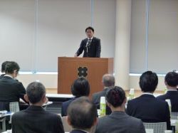令和6年度矯正施設所在自治体会議中部地域部会に出席し、あいさつの様子