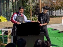 ぎふカルチャーマルシェ「パパたちのおはなし会」にて、絵本を朗読（みんなの広場 カオカオ）の様子