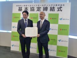 岐阜トヨペットホールディングス株式会社との農業6次産業化に向けた基本協定書締結式に出席し、あいさつの様子