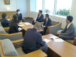 岐阜市PTA連合会との懇談会に出席し、あいさつ及び意見交換の様子