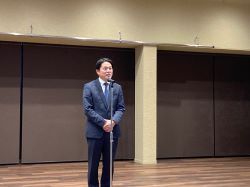 岐阜市中消防団幹部との意見交換会に出席し、あいさつ（十八楼）の様子