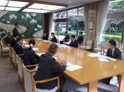 名岐道路整備促進期成同盟会副会長として、愛知県知事 大村秀章氏に対し都市計画・環境影響評価の手続き完了に伴う御礼活動（愛知県名古屋市）の様子