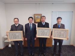 鳳建設株式会社会長 森幹治氏、岐阜県立国際たくみアカデミー職業訓練指導員 大野生二氏及び全建総連岐阜建設労働組合岐阜総支部書記長 恩田吉行氏が令和6年度匠の国・岐阜県伝統建築家の認定を報告の様子