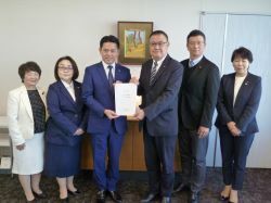 岐阜市議会公明党より「令和7年度 岐阜市予算編成に対する要望」を受領の様子