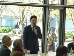 岐阜市自治会連絡協議会定例会に出席し、あいさつの様子