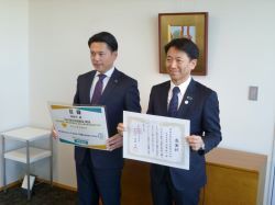明治安田生命保険相互会社岐阜支社長 加藤健一氏からの元気なぎふ応援寄附金に対して感謝状を贈呈の様子