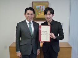 岐阜市在住のチェリスト 清水陽介氏がブラチスラバ国際チェロコンクール最高賞受賞を報告の様子