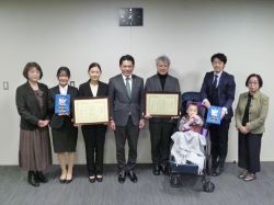 ゆにぃんくる岐阜大学ユニバーサルシート調査隊及びNPO法人らいふくらうどが、医療的ケア児者を応援する市町村長ネットワークが行うスペシャルニーズ応援アワード2024にてやさしいまちづくりアワード受賞を報告の様子