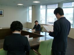 岐阜市立岐阜特別支援学校高等部の生徒が手芸品及び陶芸品を寄贈の様子