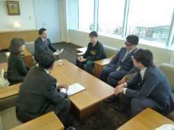 岐阜西ライオンズクラブ会長 岩田直美氏及びライオンズクラブ冬期YCE（ユースキャンプ及び交換）生 マリオ・マッサール氏ほかと面談の様子