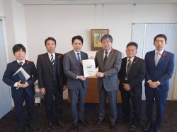自民岐阜より「令和7年度岐阜市の予算及び施策に関する要望書」を受領の様子