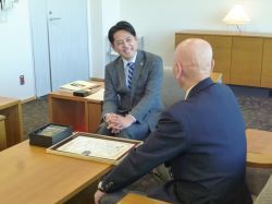 岐阜市在住の鷲見勝彦氏が公益社団法人日本ライフル射撃協会会長特別表彰受賞を報告の様子