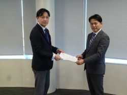 連合岐阜岐阜地域協議会議長 服部学氏ほかから提言書を受領の様子