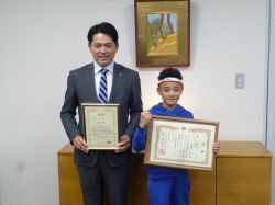 岐阜薮田ボクシングジム所属の長良東小学校3年 熊崎弦さんが第4回全日本マスボクシング選手権大会 小学校低学年男子の部125cm超 優勝及び第6回ジュニア・チャンピオンズリーグ全国大会U10 27.5kg級 優勝を報告の様子