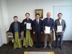 NPO法人岐阜空き家・相続共生ネット、株式会社ぎふまち家守及び株式会社ネクスト名和に対し、空家等管理活用支援法人への「指定通知書」を授与の様子