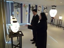 岐阜提灯と十五人の日本画家展を鑑賞（オゼキAKARI倉庫）の様子