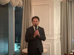 徹明自治会連合会・各種団体長懇親会に出席し、あいさつ（ラ・スタシオン）の様子