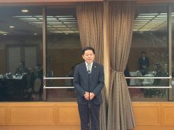岐阜市危険物安全協会役員意見交換会に出席し、あいさつ（ホテルパーク）の様子