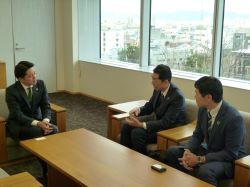株式会社十六総合研究所代表取締役社長 佐竹達比古氏ほかと面談の様子