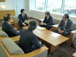 岐阜市指定管工事協同組合理事長 岡田明彦氏ほかと面談の様子