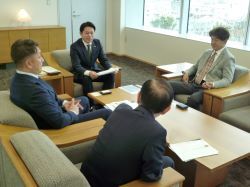 フィットイージー株式会社代表取締役社長 國江仙嗣氏ほかと面談の様子