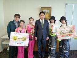 UK studio所属の岐阜市在住 堀心結氏及び長谷川ゆめ氏が全国K-POPダンスコンテスト～Dream Gate～season2オリジナルコレオ部門中学生以下で第1位、木戸里奈氏及び中村智央氏が完コピ部門高校生以上で第2位受賞を報告の様子