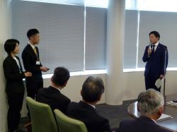令和6年度岐阜市職員表彰式にてあいさつの様子