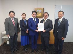 岐阜市民クラブより「2025年度予算編成にあたっての要望」を受領の様子
