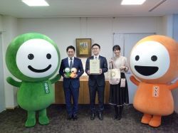 和光会グループ理事長 山田豪氏ほかが同グループ公式キャラクター「なごみちゃん」と「ひかるちゃん」の「病院ゆるキャラ総選挙2024」第3位入賞を報告の様子