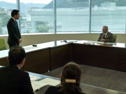 日本原水爆被害者団体協議会事務局長 木戸季市氏ほかがノーベル平和賞授賞を報告の様子